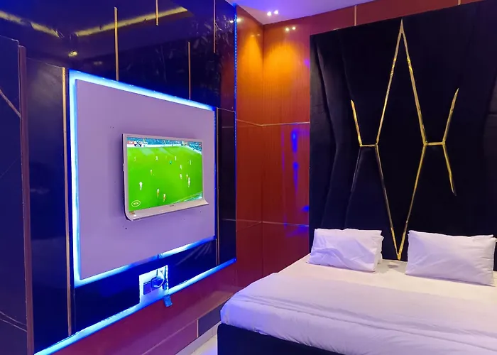 D-E Ambassador Luxury Hotel And Suite